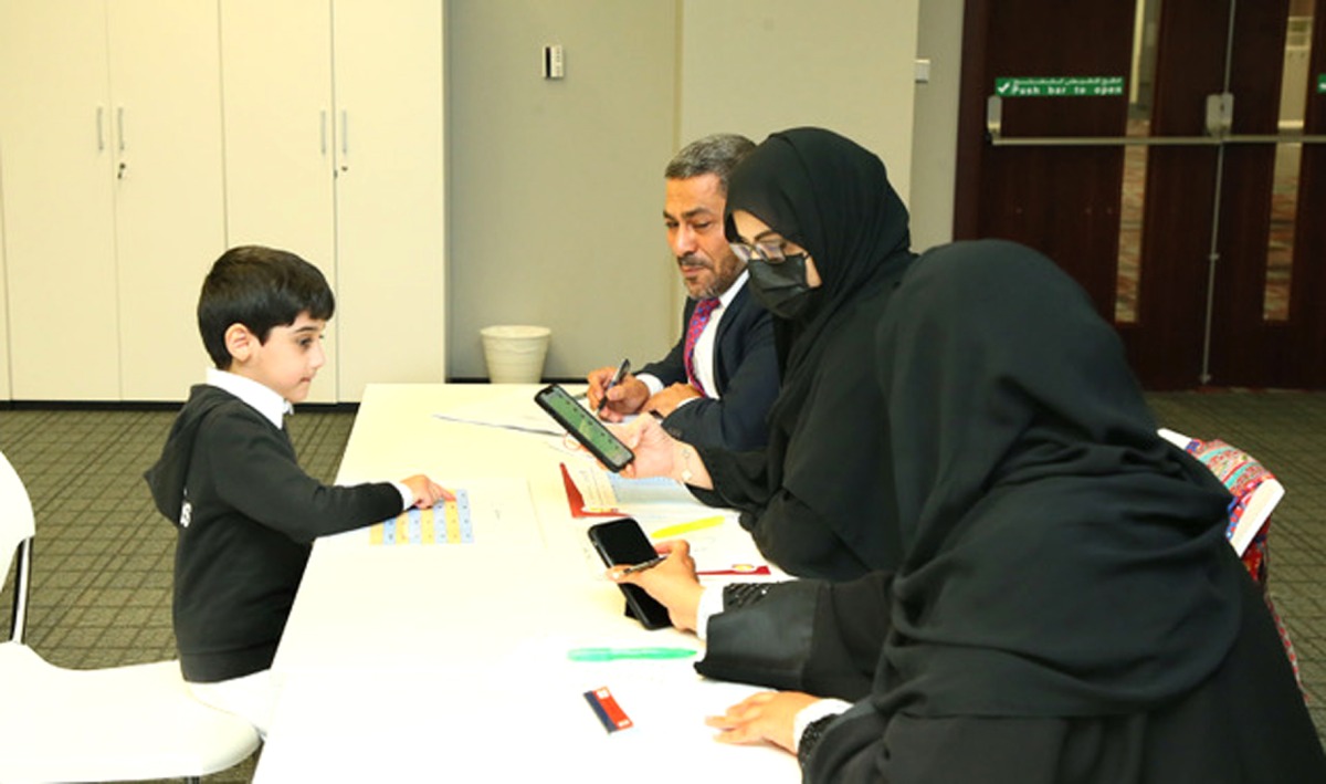 A student participating in the final contests for the English verbal fluency for super readers.