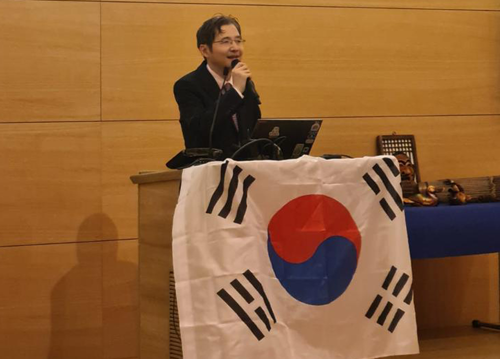 Korean Ambassador to Qatar H E Lee Joon-ho addressing the gathering.