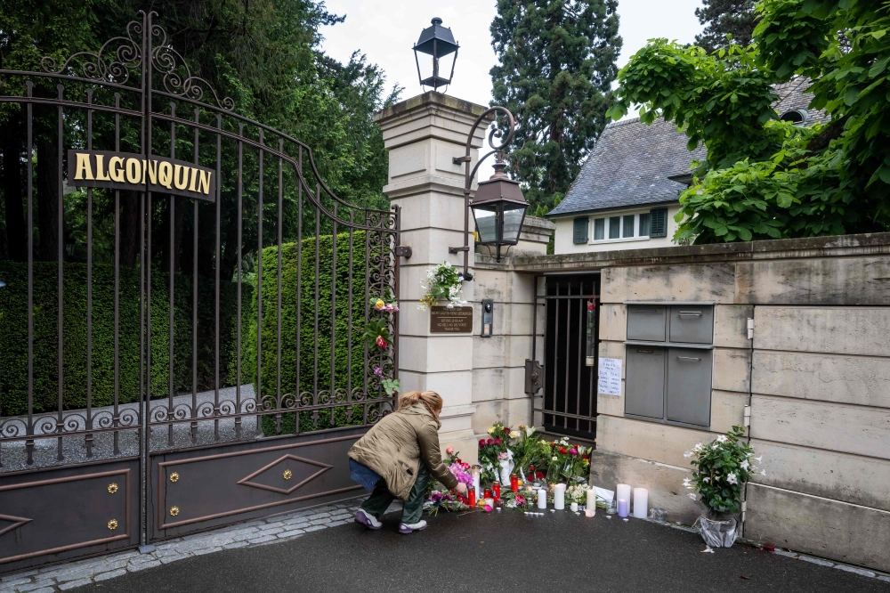 A mourner lays flowers outside the estate of late singer Tina Turner following the announcement of her death, in Kusnacht on May 25, 2023. (Photo by Fabrice Coffrini / AFP)