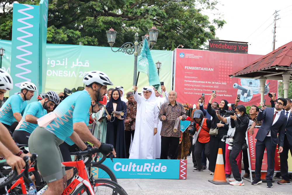 Minister of State and President of QNL H E Dr. Hamad Al Kawari signals the start of the CultuRide.