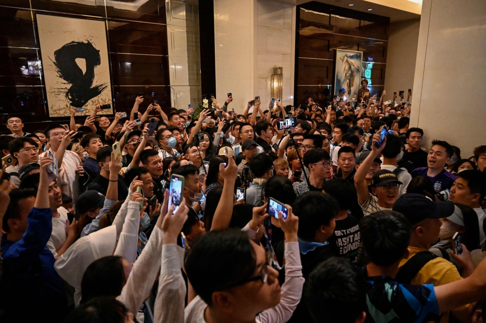 Chinese fans wait for members of Argentina's football team in the lobby of a hotel where the team is staying in Beijing on June 10, 2023. (Photo by Jade Gao / AFP)