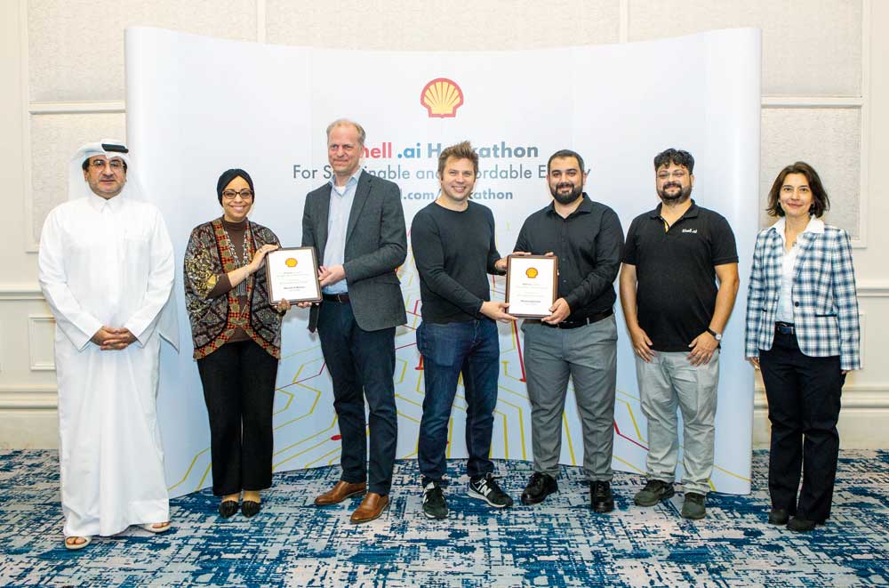 TAMUQ students and officials with the award.