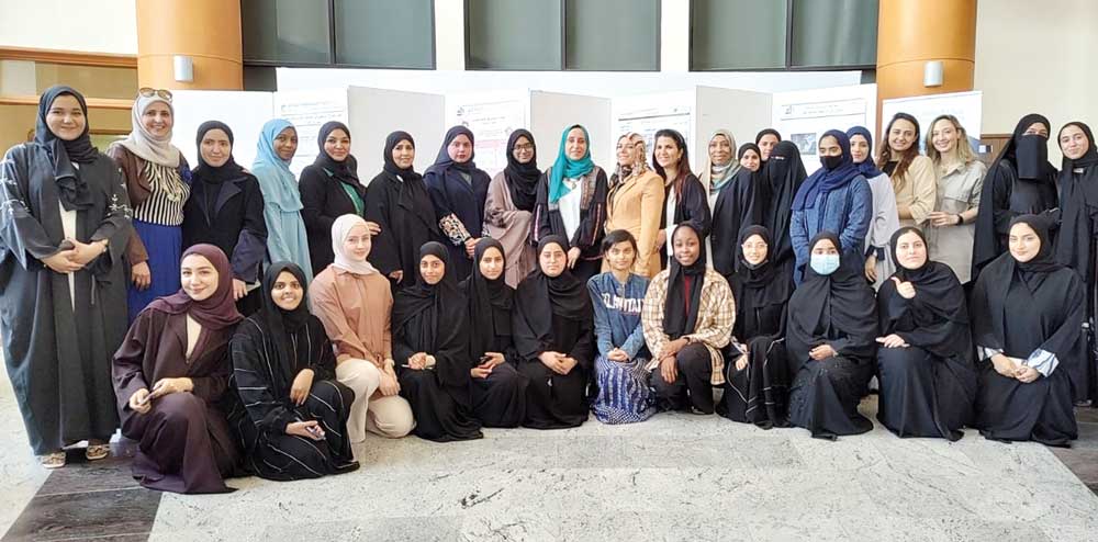 A group photo of participating students with research supervisors and professors.