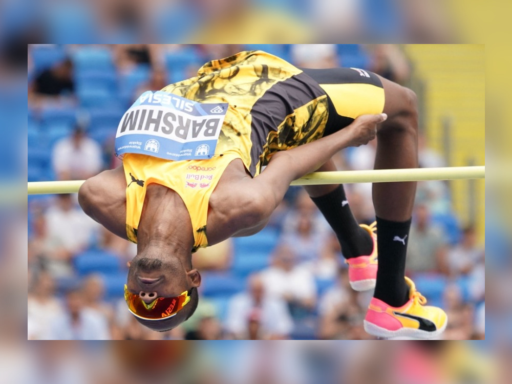 Qatar’s Mutaz Barshim competes to win the men’s high jump event on Sunday. (Photo by JANEK SKARZYNSKI / AFP)
