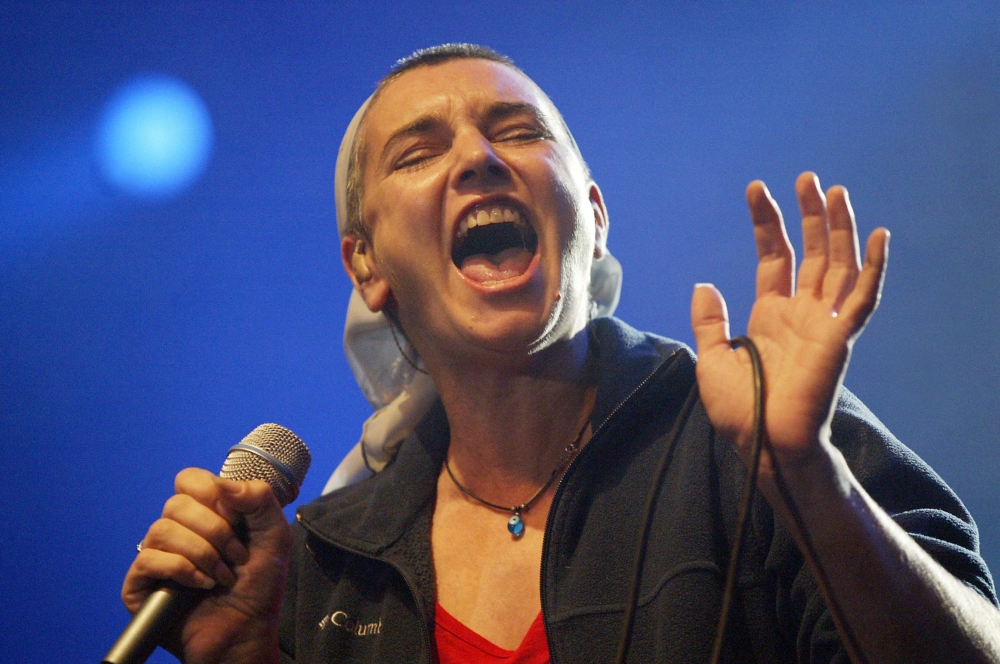 Irish pop singer Sinead O'Connor performs during the 37th International Celtic Festival in Lorient, western France on August 5, 2007. (Photo by Fred TANNEAU / AFP)
