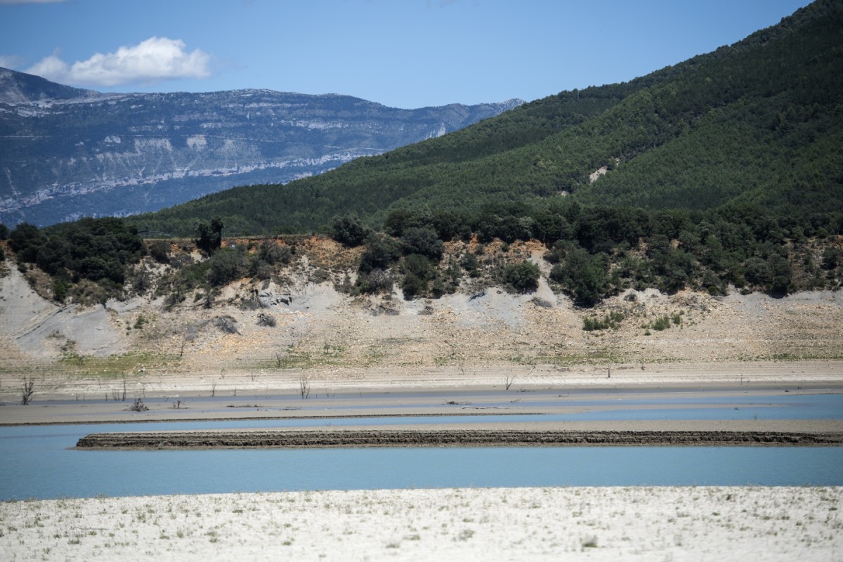 Picture shows the Mediano reservoir at 25.5% of its capacity due to the ongoing drought, on July 26, 2023 in Mediano, Huesca province. Photo by ANDER GILLENEA / AFP