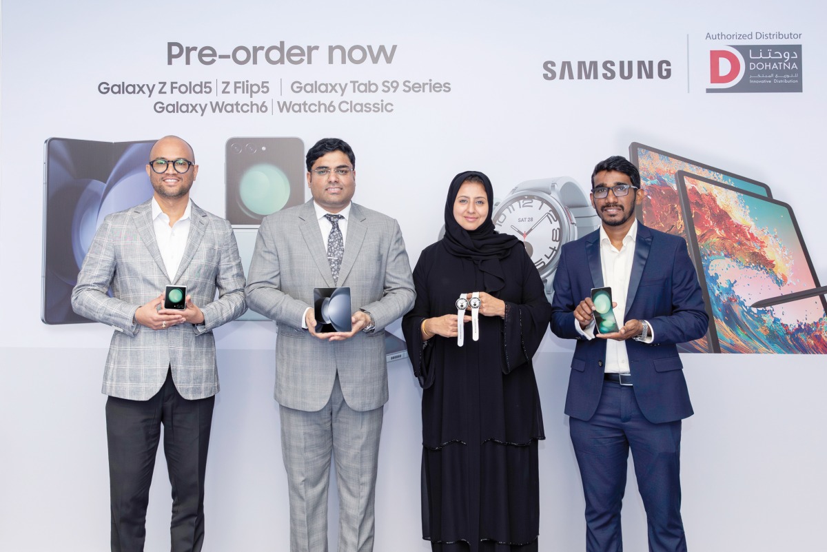 Dohatna Innovative Distribution officials presenting pre-order Samsung products.