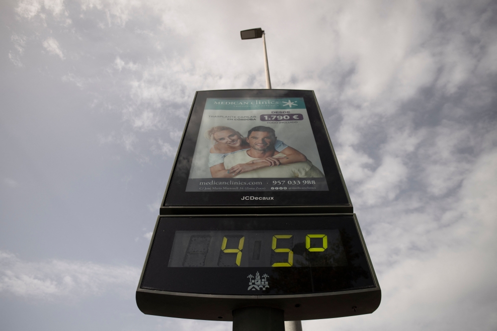 A street thermometer reads 45 degrees Celsius during a heatwave in Cordoba, southern Spain on August 8, 2023. (Photo by Jorge Guerrero / AFP)
 