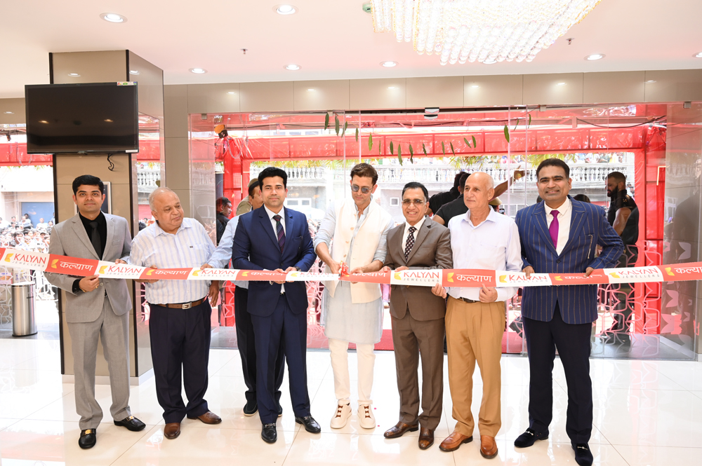 Bollywood superstar Hrithik Roshan and Managing Director of Kalyan Jewellers T S Kalyanaraman with other officials during opening of Kalyan Jewellers’ 200th global showroom at Jammu.