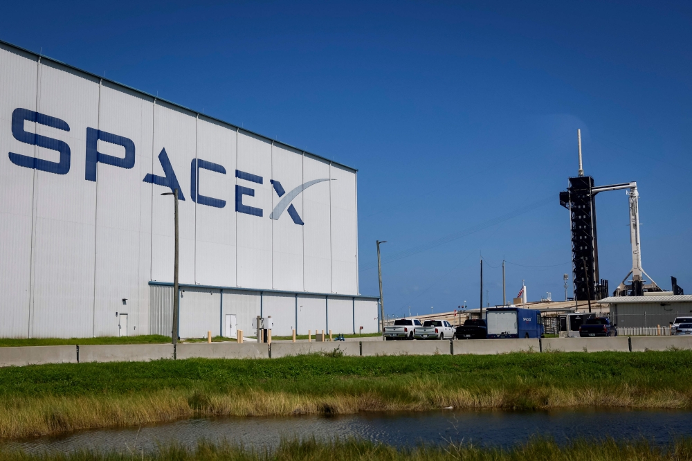 A SpaceX Falcon 9 rocket with the Crew Dragon spacecraft sits on Launch Complex 39A after its launch was scrubbed at the Kennedy Space Center on August 25, 2023 in Cape Canaveral, Florida. (Photo by Eva Marie Uzcategui / Getty Images via AFP)