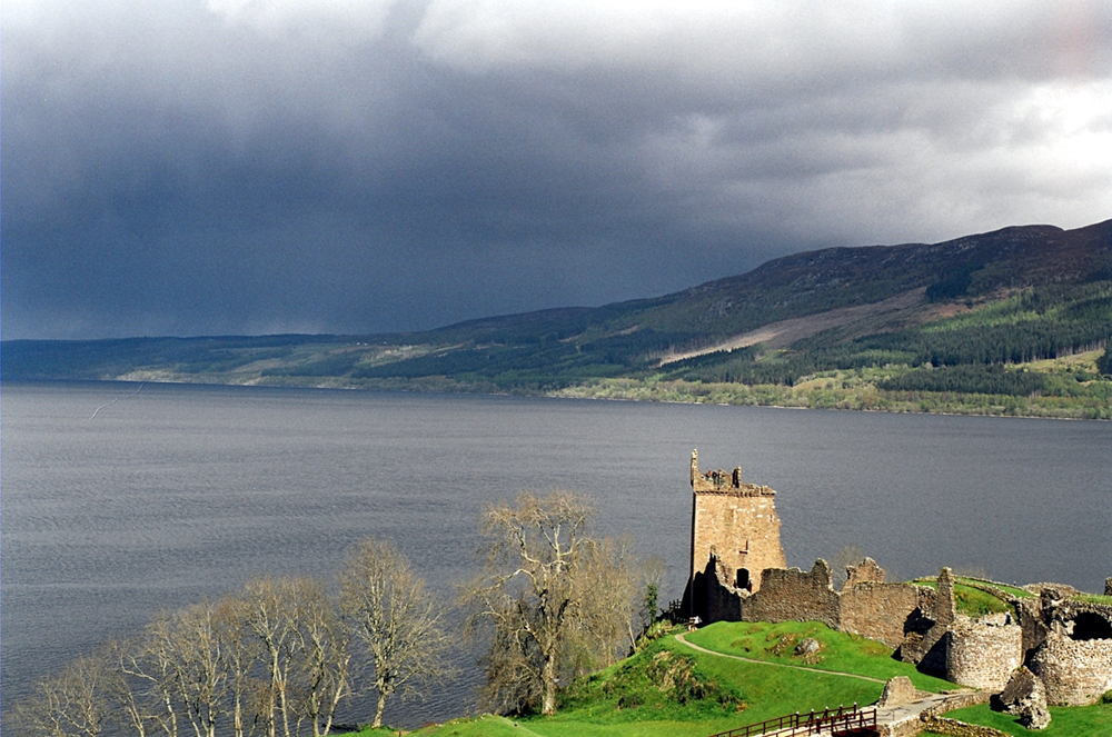 Loch Ness with Urquhart Castle in the foreground. Picture by Sam Fentress / Wikimedia Commons 