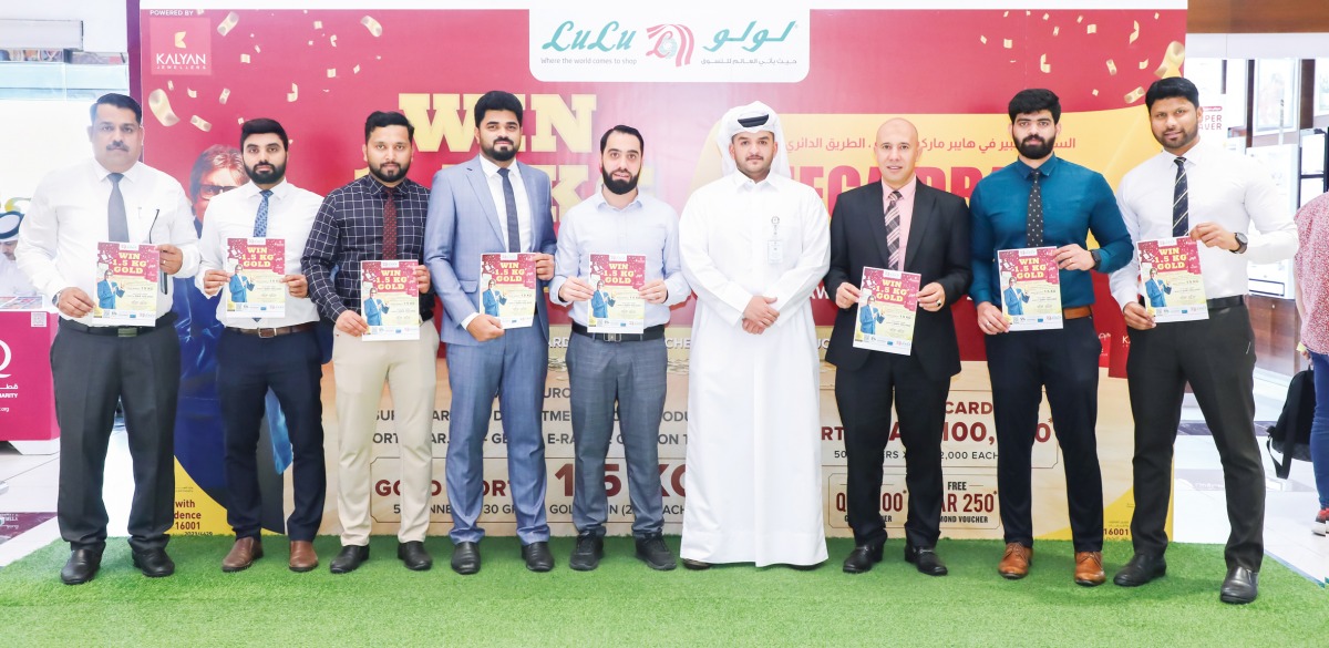 Officials with winners during a lucky draw at Lulu Hypermarket.