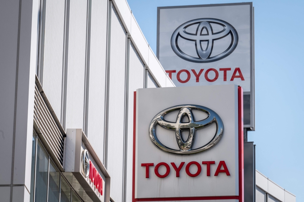 This picture taken on October 31, 2022 shows the logo of Toyota Motor displayed at a car showroom in Tokyo. Photo by Yuichi YAMAZAKI / AFP