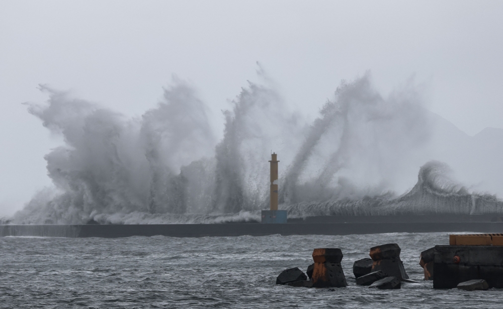 Huge waves are seen in Yilan as Typhoon Haikui makes landfall in eastern Taiwan on September 3, 2023. Photo by I-Hwa Cheng / AFP