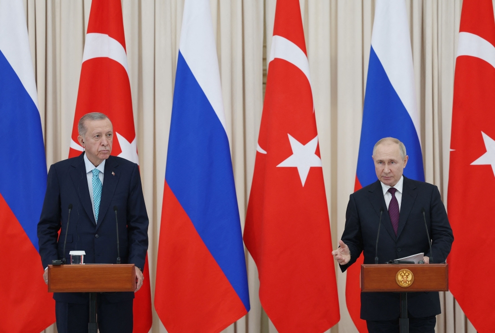 This handout photograph taken and released by the Turkish Presidency Press Office on September 4, 2023, shows Russian President Vladimir Putin (right) and his Turkish counterpart Recep Tayyip Erdogan giving a joint press conference following a meeting in Sochi. (Photo by Murat Cetin Muhurdar / Turkish Presidency Press Office / AFP) 