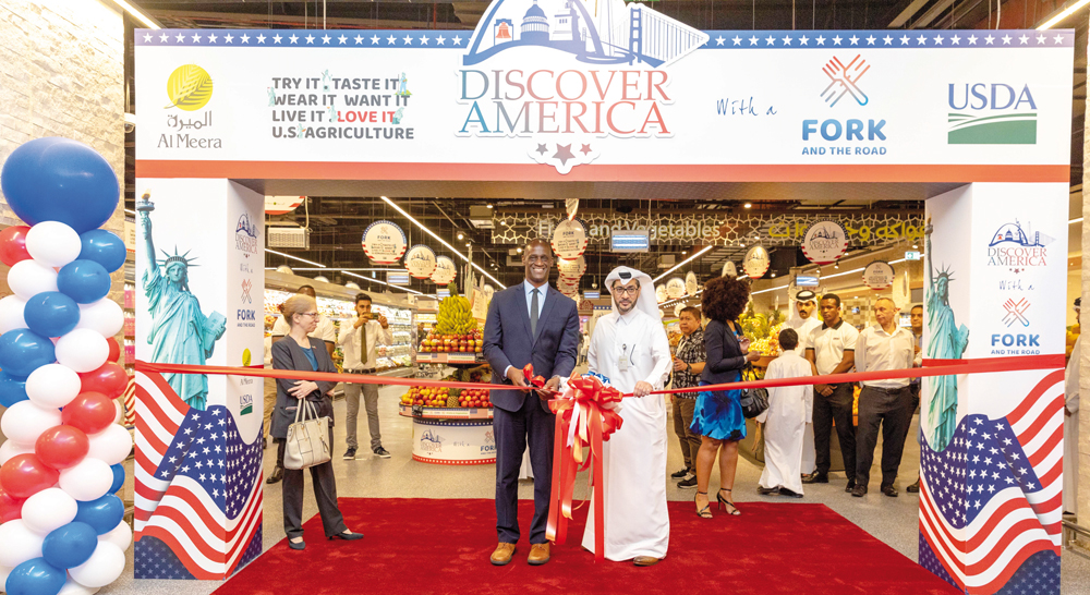 US Ambassador to Qatar H E Timmy Davis and CEO of Al Meera Yousef Ali Al Obaidan inaugurating ‘Discover America with a Fork and the Road’ campaign at an Al Meera Branch. 