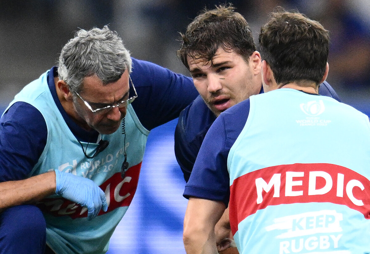 France's scrum-half and captain Antoine Dupont (C) receives medical attention during the France 2023 Rugby World Cup Pool A match between France and Namibia. (Photo by Christophe Simon / AFP)