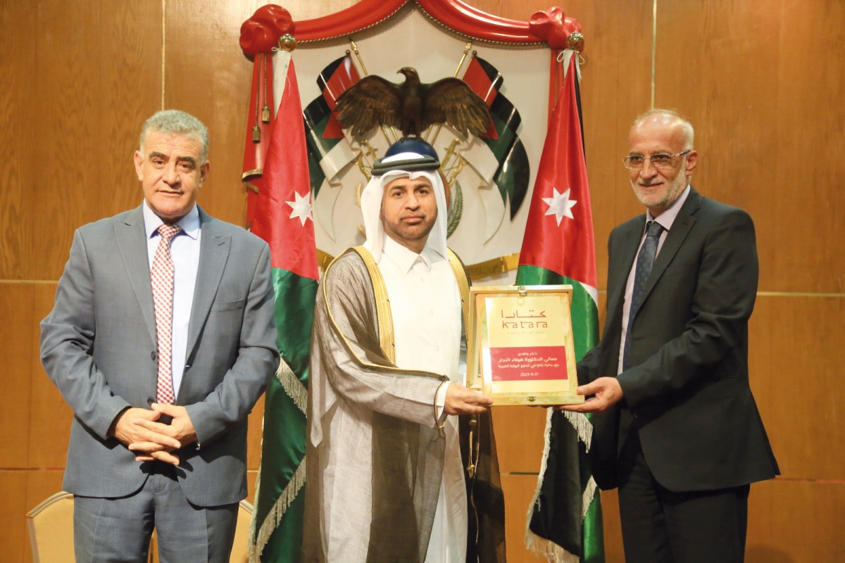 Katara General Manager, Prof. Dr. Khalid bin Ibrahim Al Sulaiti receiving a token of appreciation from the Union of Jordanian Publishers.