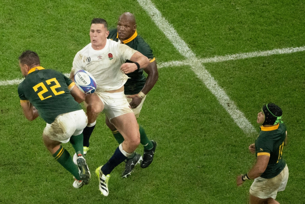 England's full-back Freddie Steward (2L) leaps for a high ball with South Africa's fly-half Handre Pollard (L) and South Africa's hooker Bongi Mbonambi (C) as South Africa's left wing Cheslin Kolbe (R) looks on during the France 2023 Rugby World Cup semi-final match between England and South Africa at the Stade de France in Saint-Denis, on the outskirts of Paris, on October 21, 2023. (Photo by Antonin THUILLIER / AFP)
