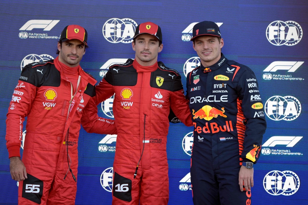 From left: Ferrari's Spanish driver Carlos Sainz Jr., Ferrari's Monegasque driver Charles Leclerc, and Red Bull Racing's Dutch driver Max Verstappen pose after the qualifying session session for the Formula One Mexico Grand Prix at the Hermanos Rodriguez racetrack in Mexico City on October 28, 2023. Photo by ALFREDO ESTRELLA / AFP