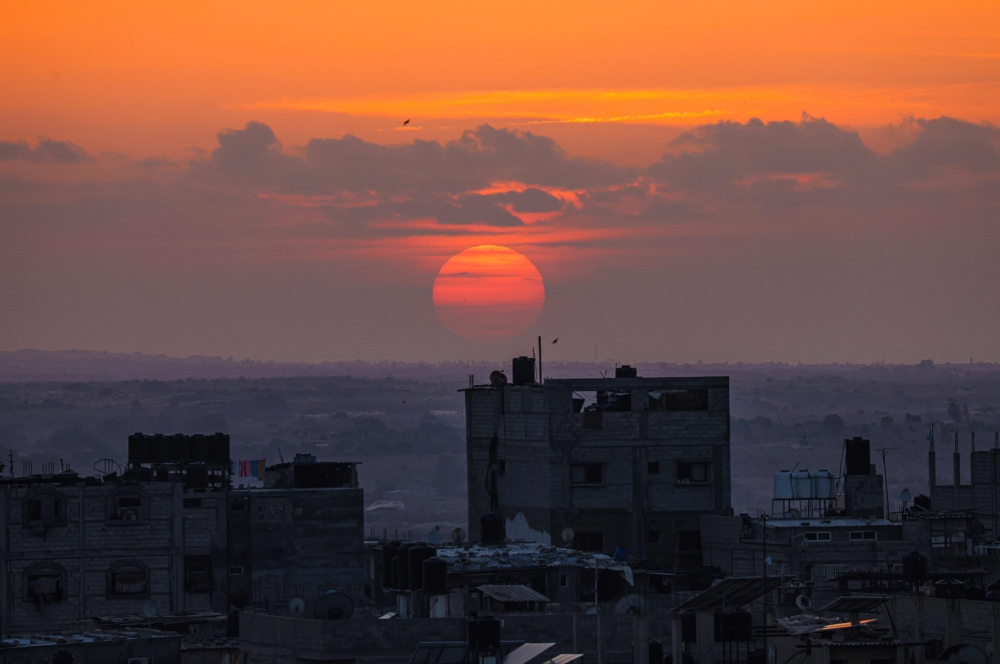 The sunsets over Egypt's border with Rafah, in the southern Gaza Strip on November 5, 2023. (Photo by Said Khatib / AFP)