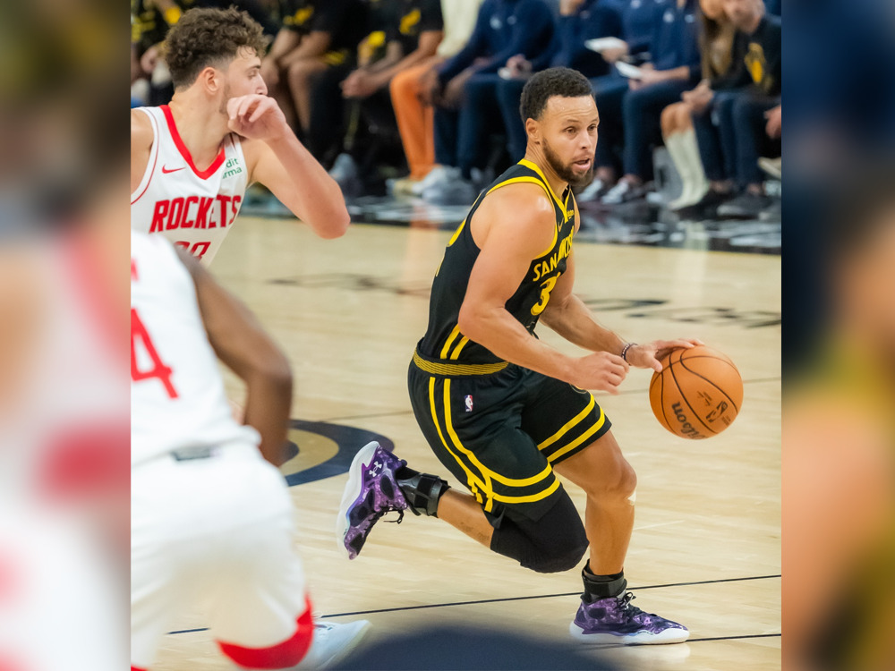 Stephen Curry (R) of Golden State Warriors breaks through during the 2023-2024 NBA regular season match between the Golden State Warriors and the Houston Rockets in San Francisco, the United States, on Nov. 20, 2023. (Photo by Dong Xudong/Xinhua)
