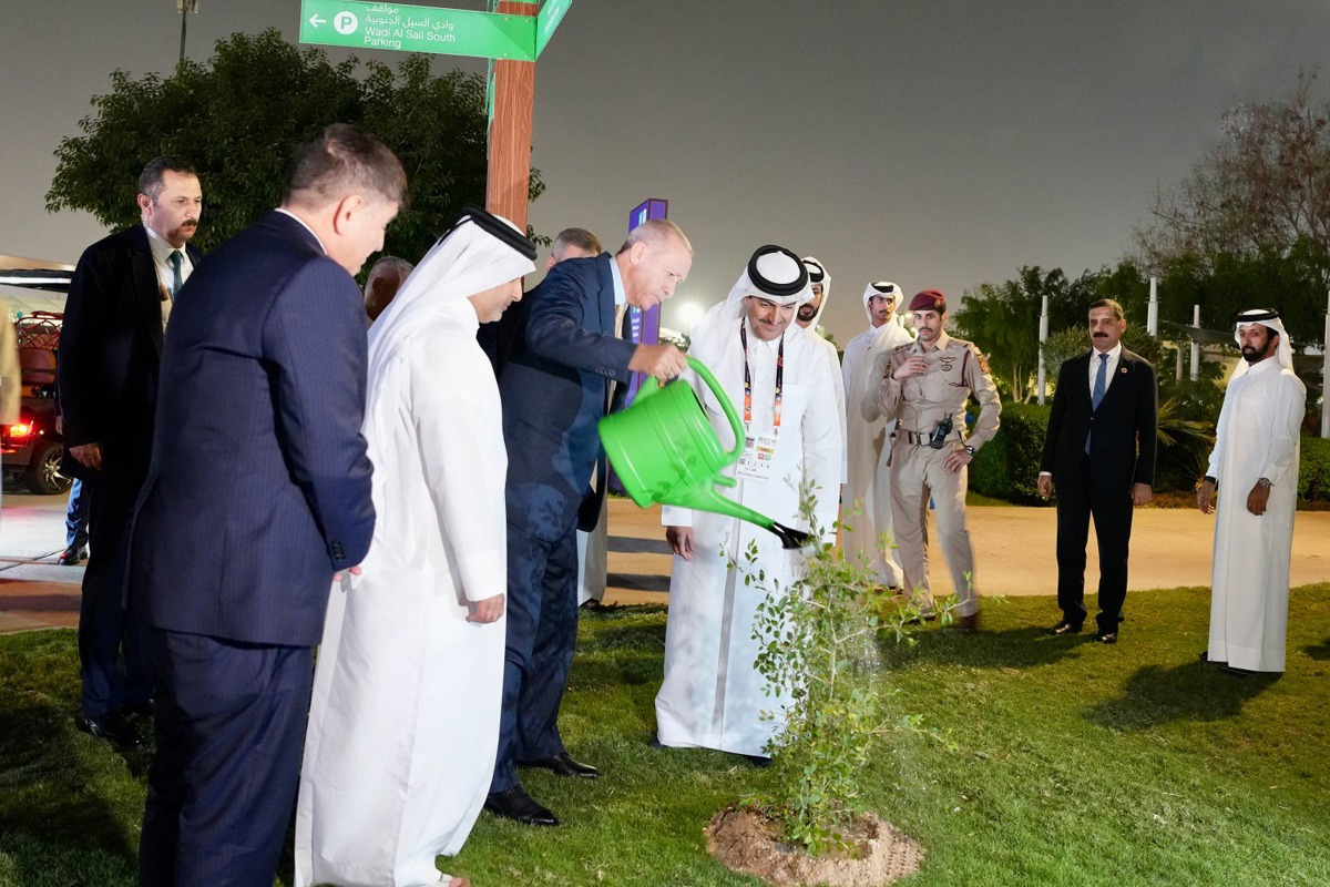 President of the Republic of Turkiye H E Recep Tayyip Erdogan with the Minister of Municipality and Chairman of the national committee for hosting the Expo 2023 Doha H E Dr. Abdullah bin Abdulaziz bin Turki Al Subaie (second left) and other officials during the visit.