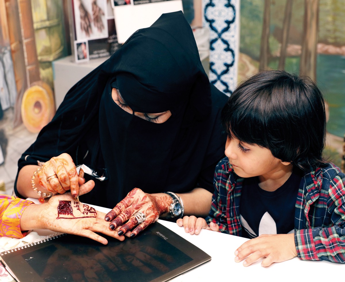 Henna artist Sumayya Khan making a design. Pic: Salim Matramkot/The Peninsula