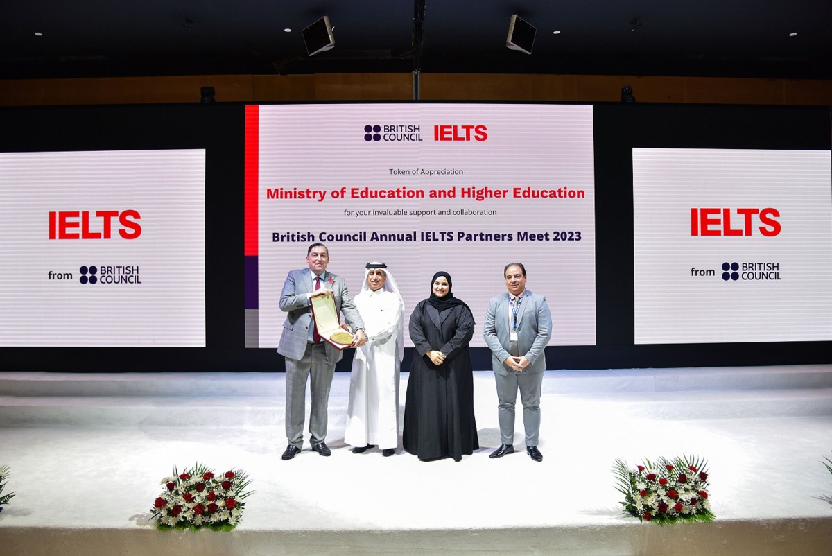 UK Ambassador to Qatar H E Jonathan Wilks (left) receives an award at the event.