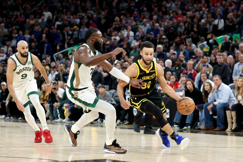 Stephen Curry #30 of the Golden State Warriors is guarded by Jaylen Brown #7 of the Boston Celtics at Chase Center on December 19, 2023 in San Francisco, California. Ezra Shaw/Getty Images/AFP 