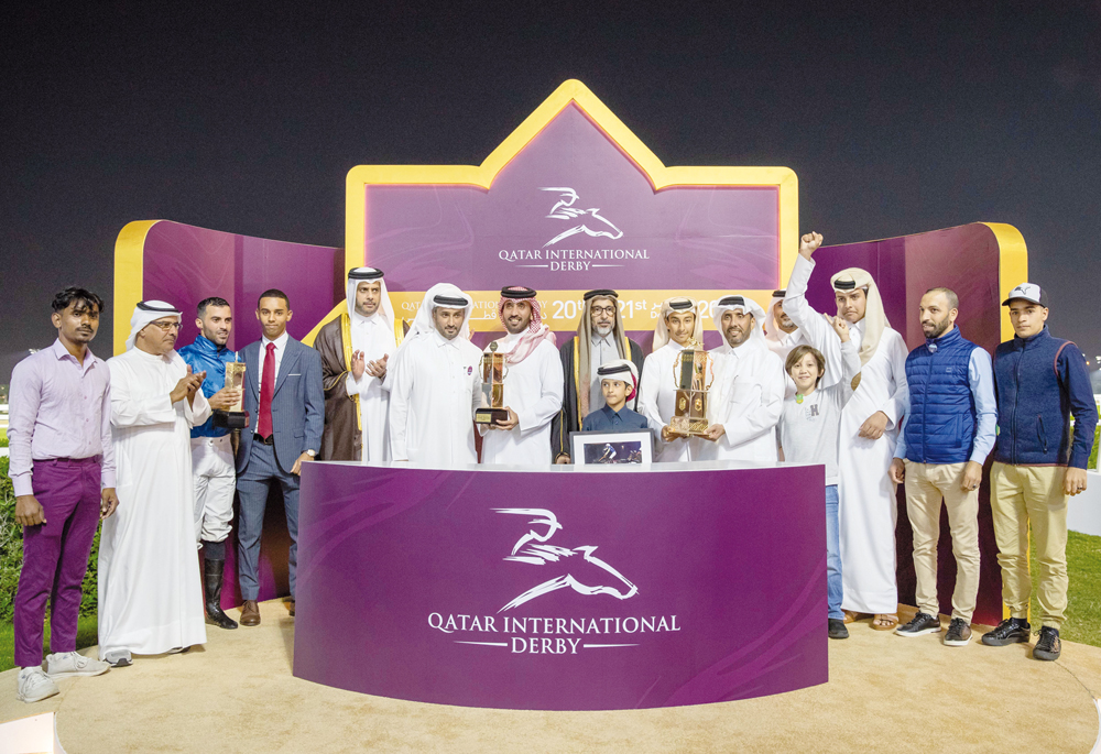 Minister of Sports and Youth H E Salah bin Ghanim Al Ali  crowned the winners of Gr1 Qatar Derby for Thoroughbreds yesterday. President of the Asian Equestrian Federation and QREC Vice Chairman Hamad bin Abdulrahman Al Attiyah was also present. PICS: Juhaim/QREC