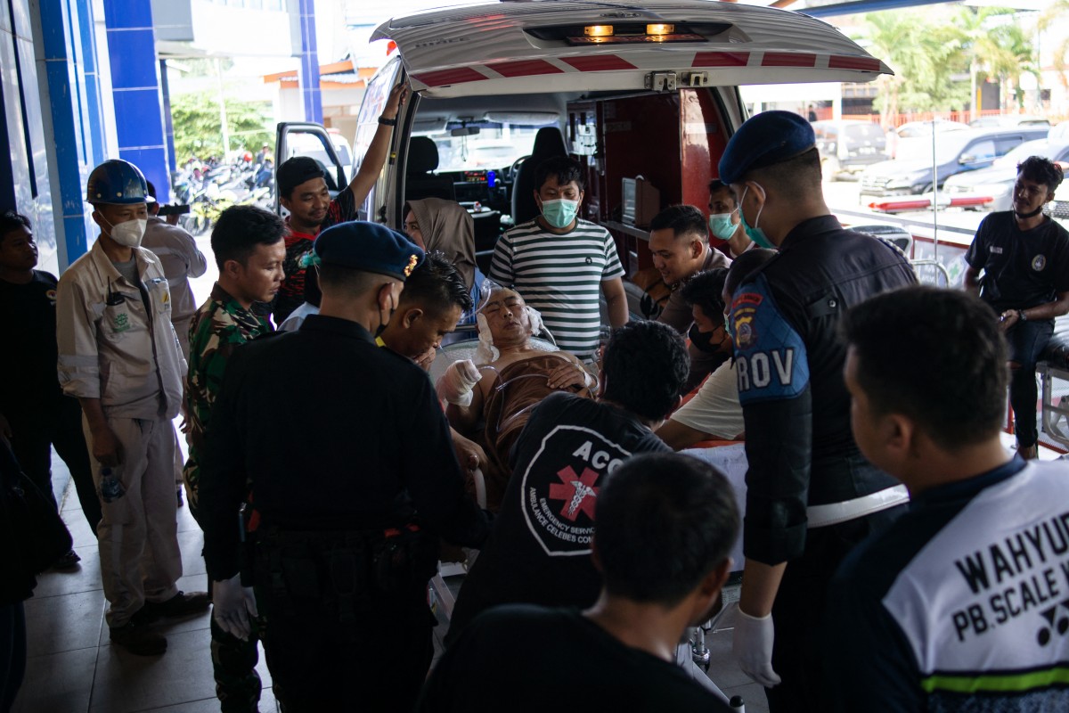 A Chinese worker who was injured in the explosion at a nickel smelter furnace is brought to the Morowali Regional General Hospital in Central Sulawesi on December 24, 2023. Photo by AFP