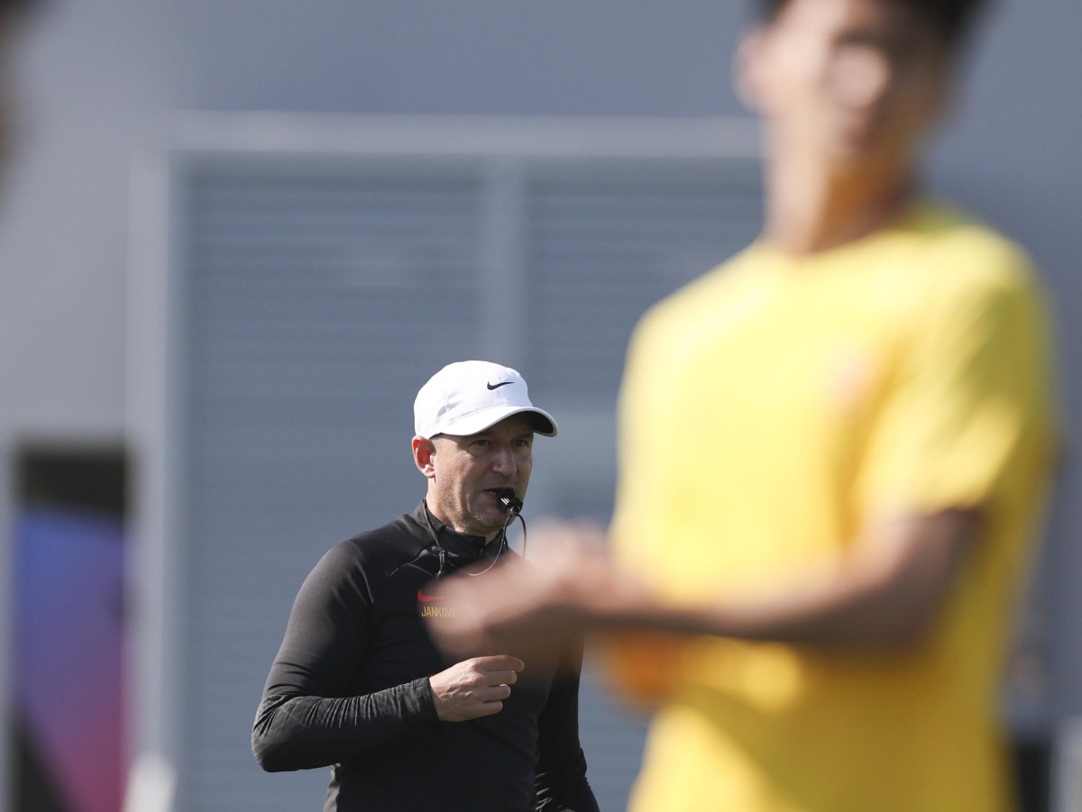 Chinese head coach Aleksandar Jankovic (M) in training session with players in Doha, Qatar on Jan. 10, 2024. (Xinhua/Jia Haocheng)