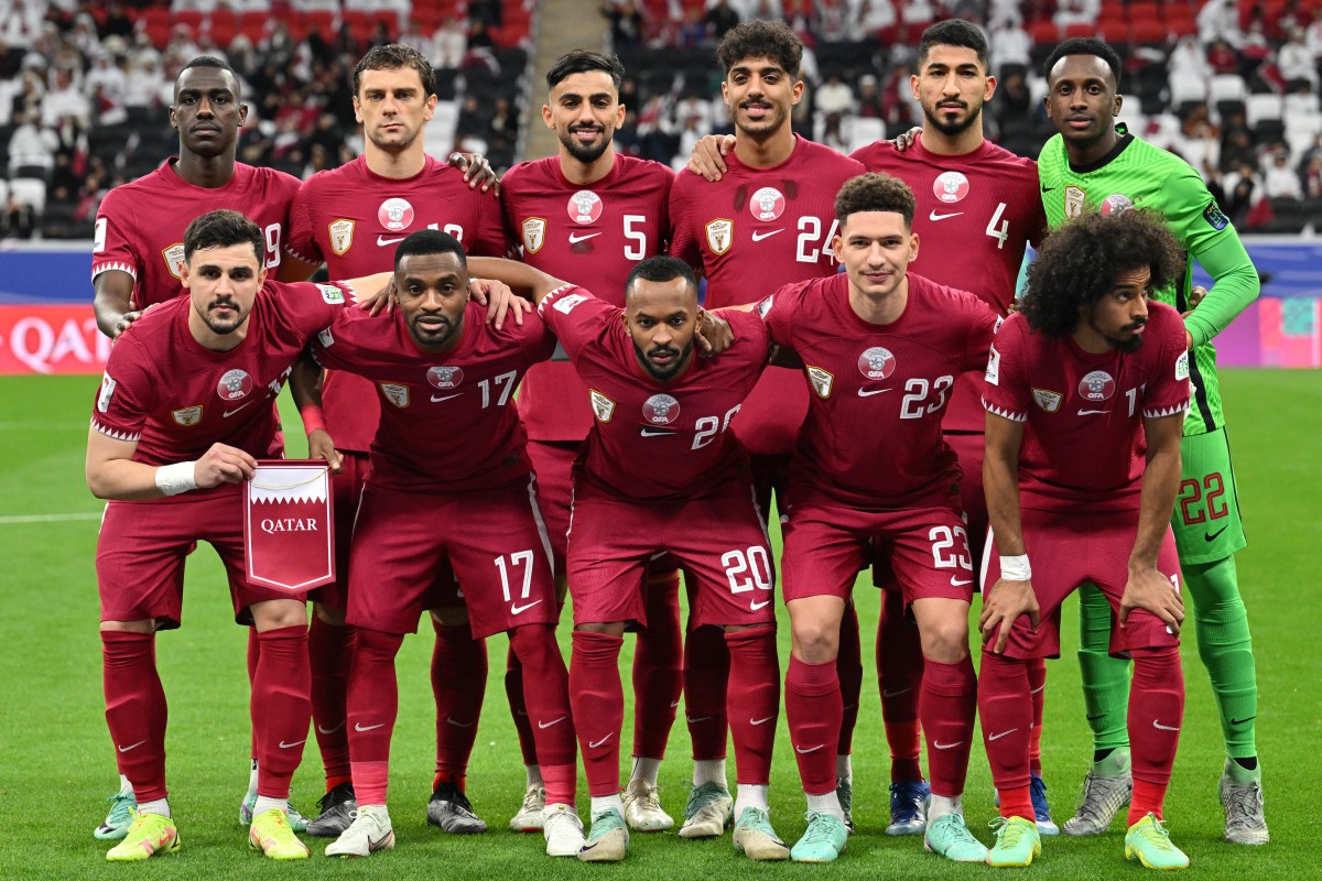 Qatar's players pose for a group photograph before the start of the Qatar 2023 AFC Asian Cup Group A football match between Tajikistan and Qatar at the Al-Bayt Stadium in Al Khor, north of Doha on January 17, 2024. (Photo by HECTOR RETAMAL / AFP)
