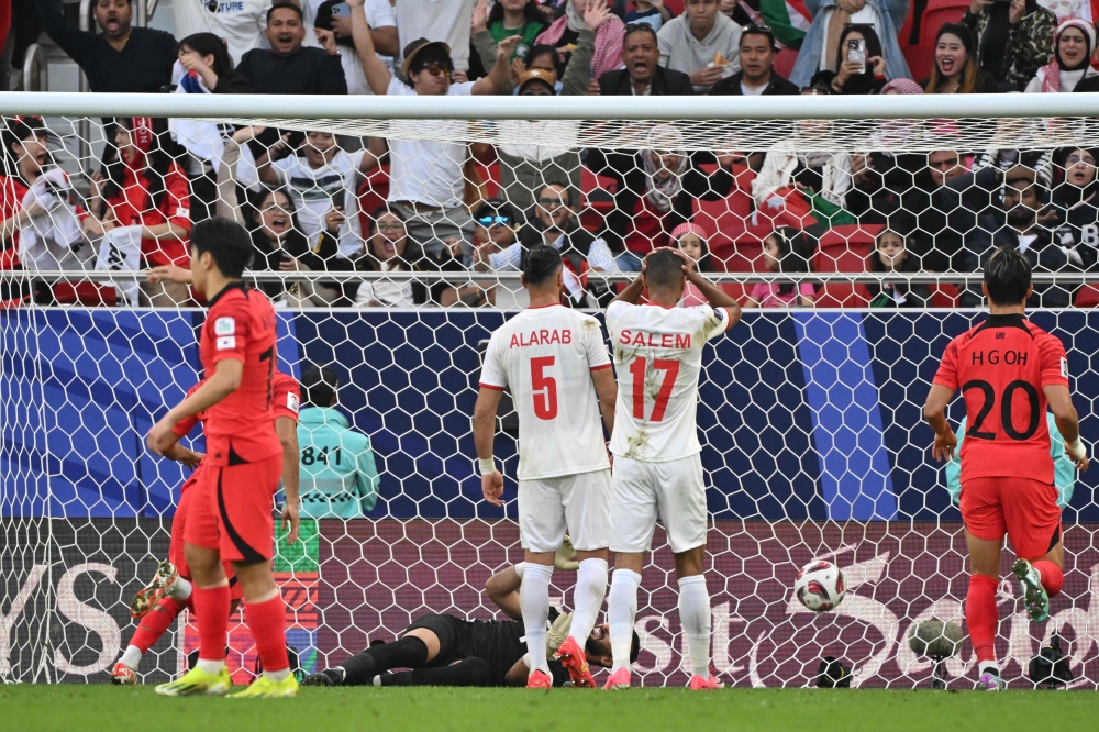 Jordan's defender #17 Salem al-Ajalin reacts after his teammate defender #05 Yazan al-Arab conceded an own goal during the Qatar 2023 AFC Asian Cup Group E football match between Jordan and South Korea at the Al-Thumama Stadium in Doha on January 20, 2024. (Photo by HECTOR RETAMAL / AFP)