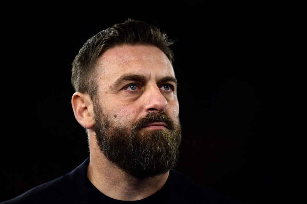 Roma's coach Daniele De Rossi looks on during the Italian Serie A football match between AS Roma and Hella Verona FC at the Olympic stadium in Rome on January 20, 2024. (Photo by Filippo MONTEFORTE / AFP)
