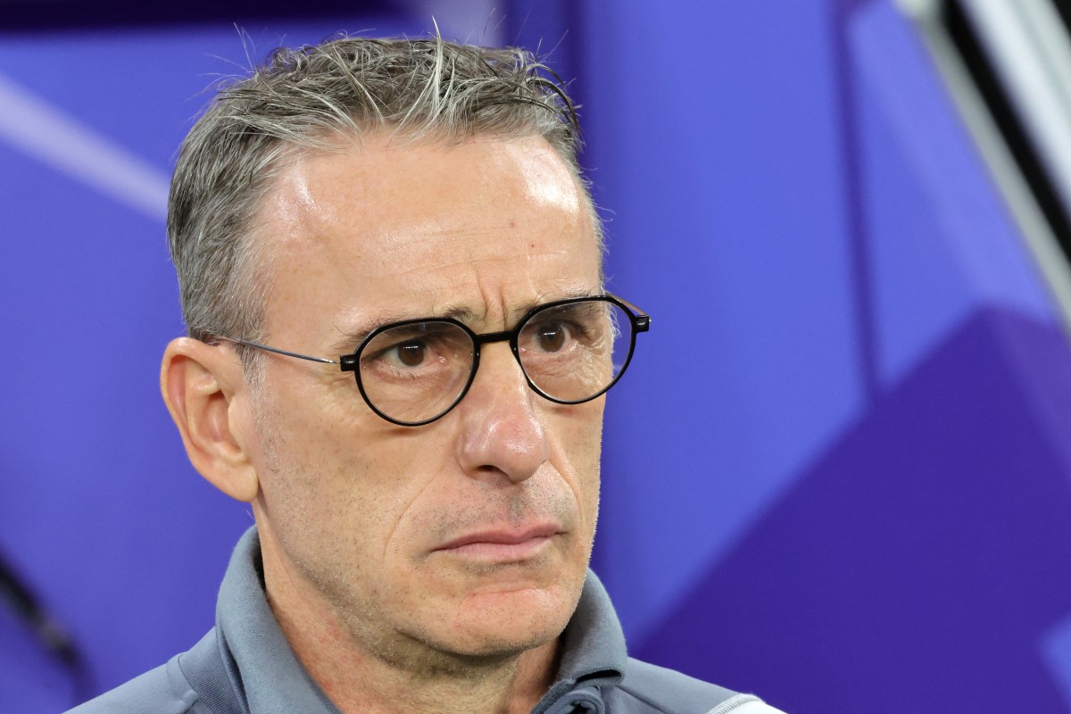 UAE's Portuguese coach Paulo Bento looks on during the Qatar 2023 AFC Asian Cup Group C football match between Palestine and United Arab Emirates at the Al-Janoub Stadium in Al-Wakrah, south of Doha on January 18, 2024. (Photo by Giuseppe CACACE / AFP)
