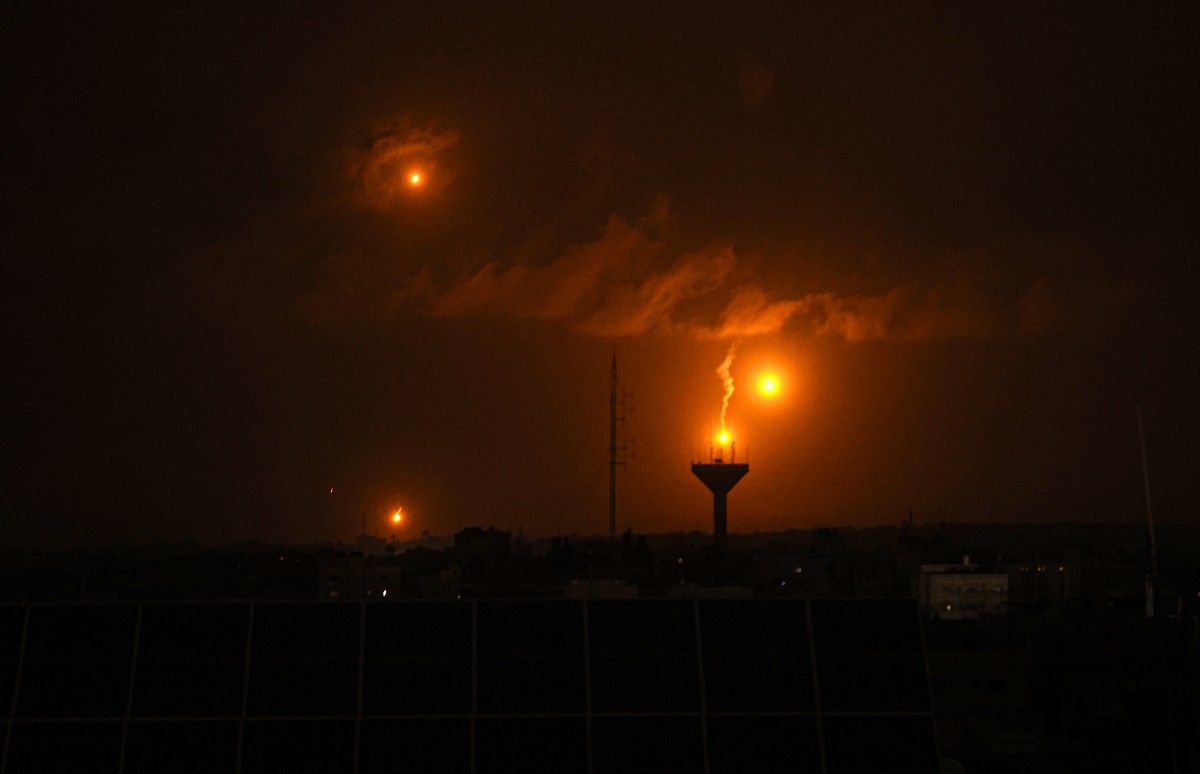 A picture taken from Rafah on January 23, 2024, shows flares fired by Israeli soldiers over Khan Yunis in the southern Gaza Strip during Israeli bombardment. Photo by AFP