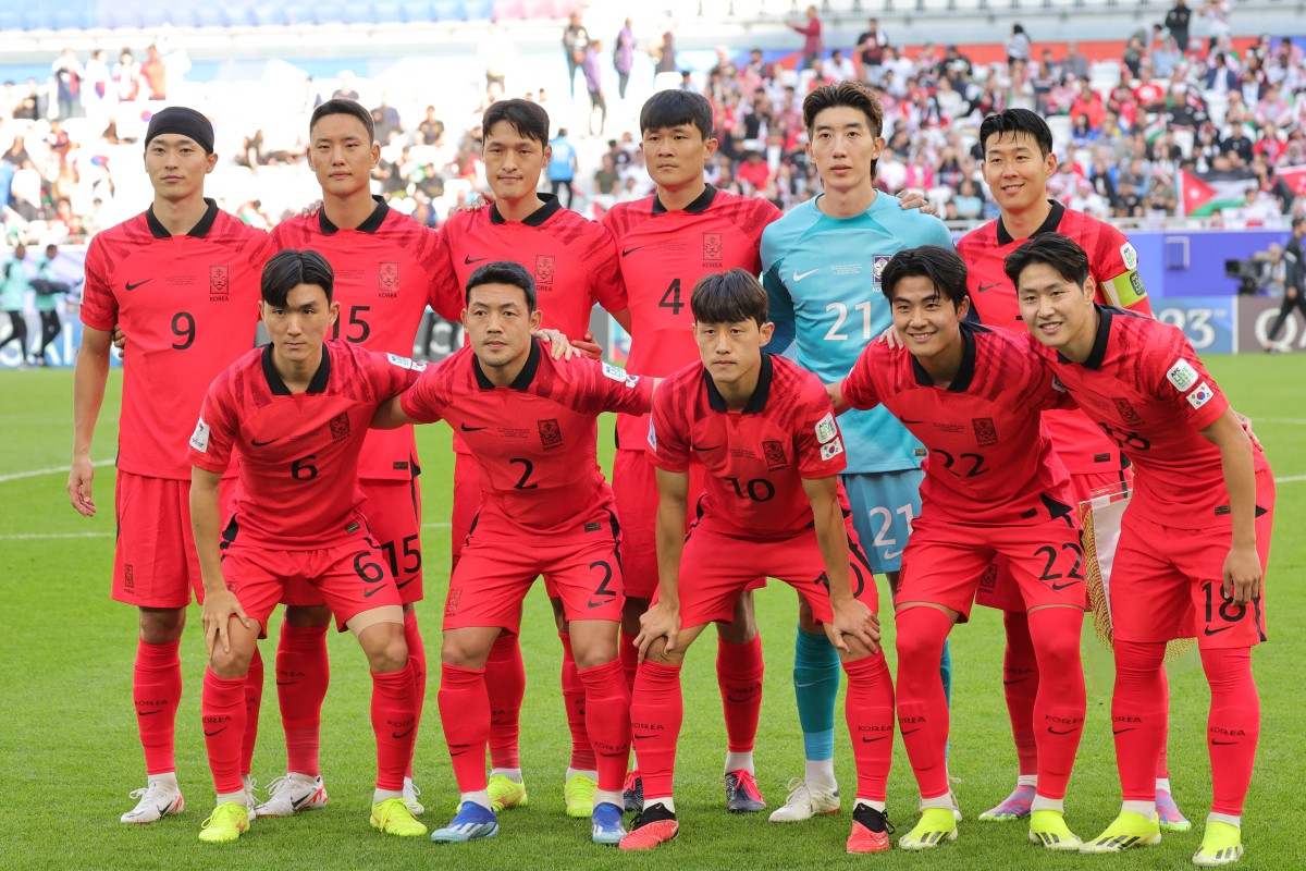 South Korea's starting eleven (top L to R) forward #09 Cho Gue-sung, defender #15 Jung Seung-hyun, midfielder #05 Park Yong-woo, defender #04 Kim Min-jae, goalkeeper #21 Jo Hyeon-woo, midfielder #07 Son Heung-min; (bottom L to R) midfielder #06 Hwang In-beom, defender #02 Lee Ki-je, midfielder #10 Lee Jae-sung, defender #22 Seol Young-woo and midfielder #18 Lee Kang-in pose for the group picture before the start of the Qatar 2023 AFC Asian Cup Group E football match between Jordan and South Korea at the Al-Thumama Stadium in Doha on January 20, 2024. (Photo by Giuseppe CACACE / AFP)
