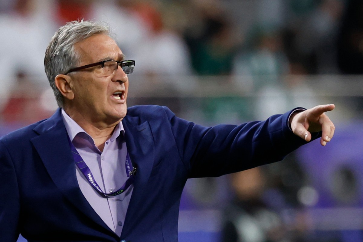 Oman's Croatian coach Branko Ivankovic speaks to his players during the Qatar 2023 AFC Asian Cup Group F football match between Saudi Arabia and Oman at the Khalifa International Stadium in Doha on January 16, 2024. (Photo by KARIM JAAFAR / AFP)
