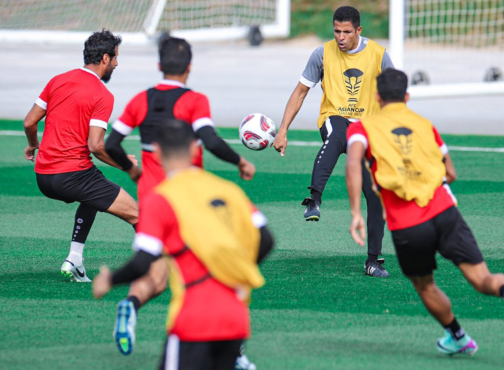 Coach Hussein Ammouta (second right) supervises Jordan's training session.