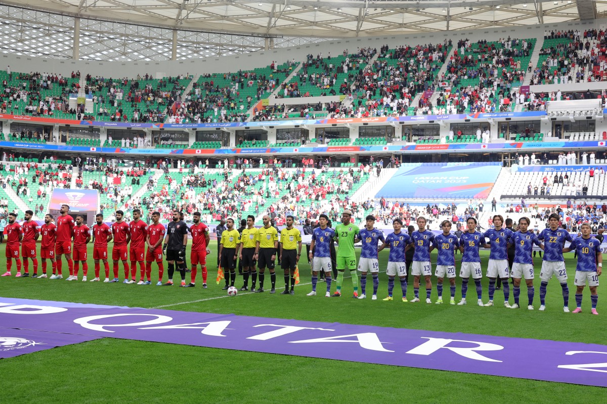 Players arrive on the pitch for the Qatar 2023 AFC Asian Cup football match between Bahrain and Japan at al-Thumama Stadium in Doha on January 31, 2024. Photo by Giuseppe Cacace / AFP)