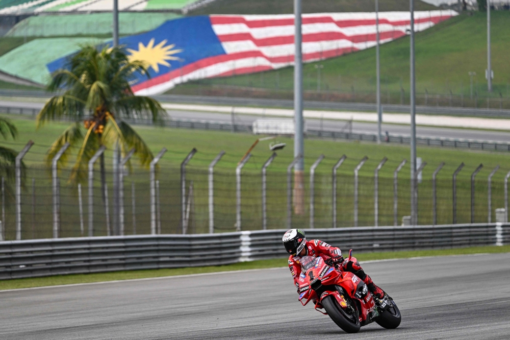 Ducati Italian rider Francesco Bagnaia steers his bike during the third day of the pre-season MotoGP test at the Sepang International Circuit in Sepang on February 8, 2024. (Photo by Mohd RASFAN / AFP)