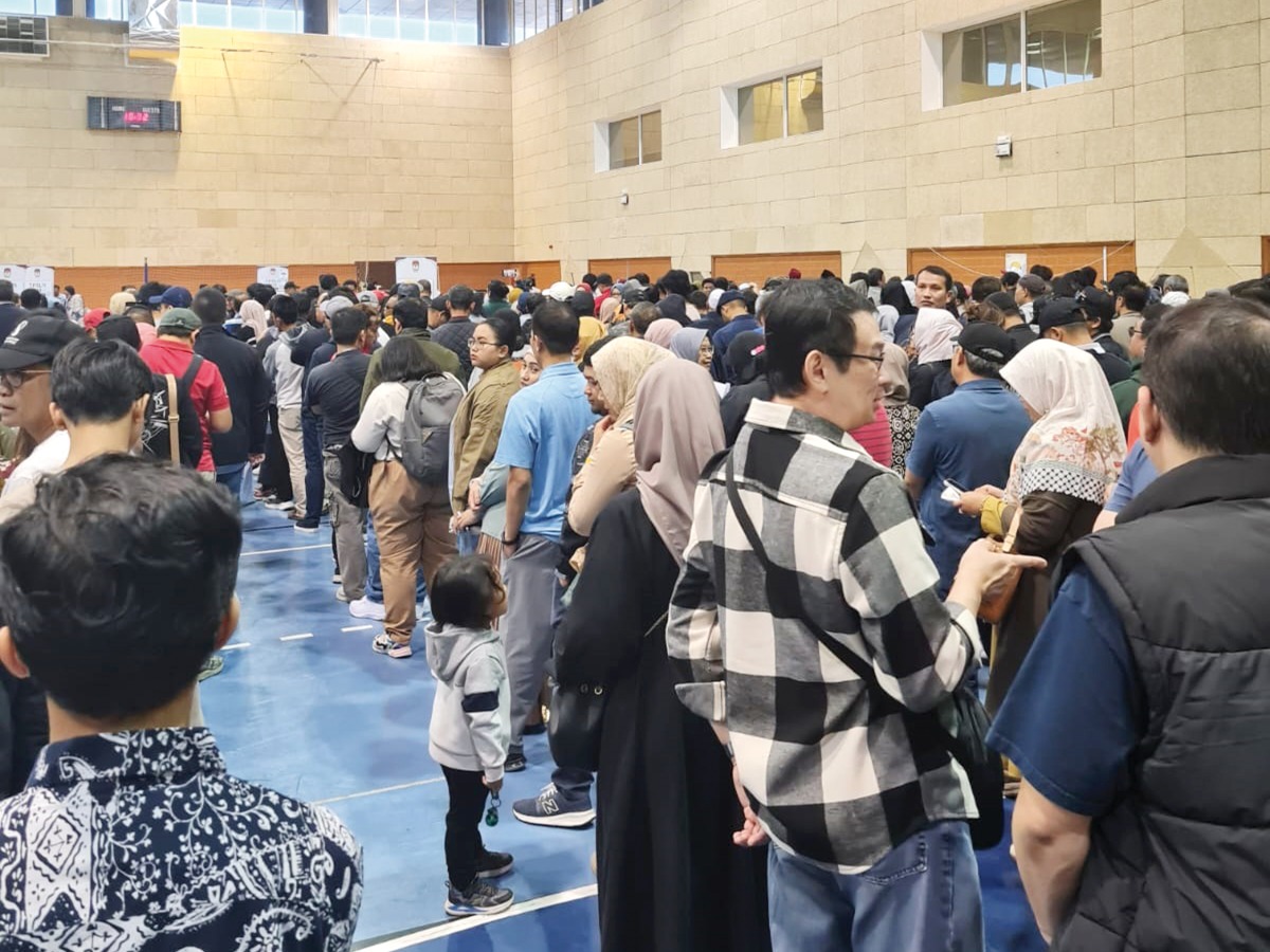 Indonesians queue to cast their vote at a polling centre in Qatar yesterday. (PIC courtesy Overseas Election Committee in Doha)
