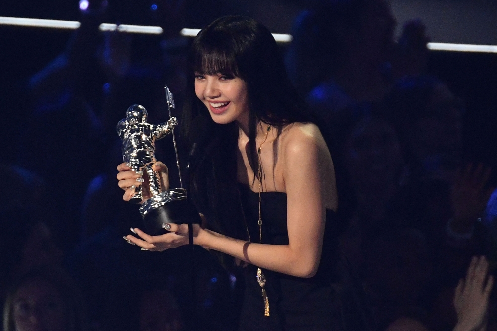 Thai singer Lisa from the group BLACKPINK accepts the Best K-pop award for 'Lalisa during the MTV Video Music Awards at the Prudential Center in Newark, New Jersey on August 28, 2022. Photo by ANGELA WEISS / AFP