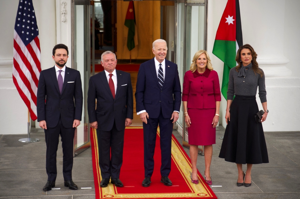 This handout picture released by the Jordanian Royal Palace shows (L-R) Jordan's Crown Prince Hussein, Jordan's King Abdullah II, US President Joe Biden, first lady Jill Biden, and Queen Rania of Jordan posing for a picture on the North Portico of the White House on February 12, 2024. (Photo by Chris Setian / Jordanian Royal Palace / AFP) 