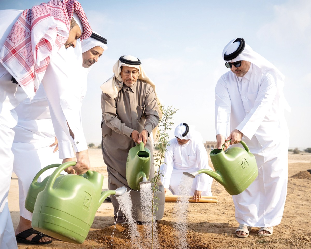 Minister of Environment and Climate Change H E Dr. Abdullah bin Abdulaziz bin Turki Al Subaie (right) and Former Minister of Environment and Climate Change H E Sheikh Dr. Faleh bin Nasser bin Ahmed bin Ali Al Thani (second left) planting a tree at Umm Al Amad Reserve.