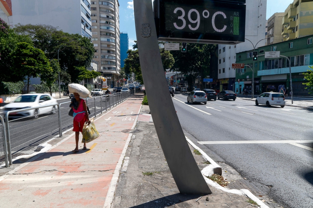 View of a street thermometer reading 39 degrees Celsius (102.2 F) in the city of Sao Paulo, Brazil, on March 17, 2024. Photo by Miguel SCHINCARIOL / AFP