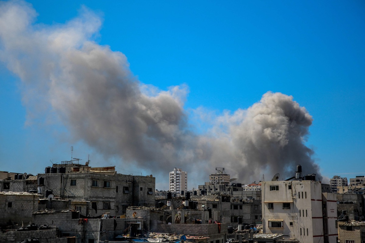  A picture shows smoke billowing after Israeli bombardment in the vicinity of the Al-Shifa hospital in gaza City on March 23, 2024. (Photo by AFP) 