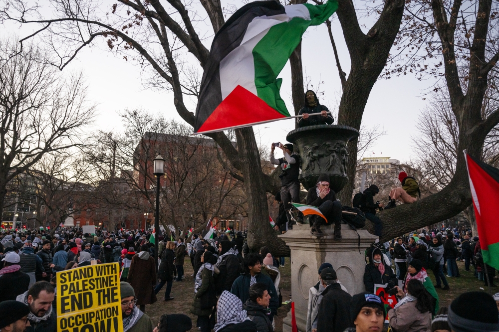 A crowd protests outside the White House after a Jan. 13 pro-Palestinian rally calling for a cease-fire in Gaza. Photo by Craig Hudson.